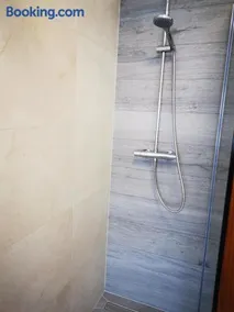 Desy Spazioso e completo appartamento con 3 camere, 2 BAGNI, fino a 8 posti letto - Image 3