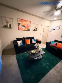 Vibrant Oasis in the Heart of Midtown & Downtown - Image 4