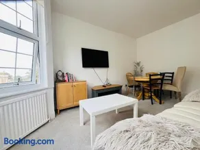 Spacious 3 Bed Flat in Greenwich - Image 2