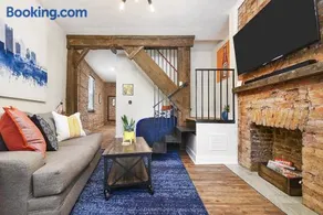 HostWise Stays - The Larryville - Amazing Bathroom, Perfect Location, Custom Build - Image 4