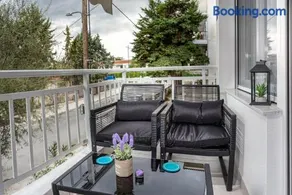 Kate's Modern 2 BR Apartment in Perea - Image 3