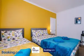 Modern 4-BR Home Sleeps 10 Ideal for Families Contractors & Groups - Image 3