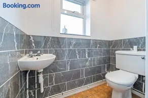 Leominster 3-Bed House, Parking, Garden, Contractor Friendly - Image 3
