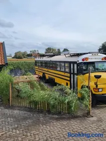 Unieke overnachting in Amerikaanse Schoolbus - Image 1