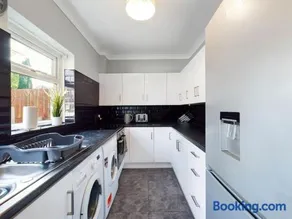 Comfortable 3 Bedroom House Sleeps 5 With WiFi - Image 4
