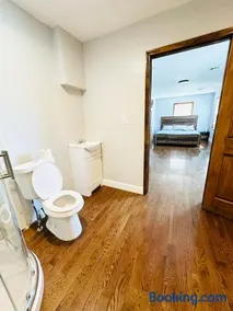 Cheerful 4-bedroom home with free parking - Image 3