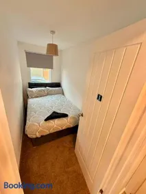 Shell's Lodge Compact 8-Bedroom Chalet Maryville Caravan Site Uddingston, Glasgow - Image 4