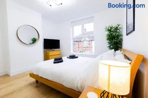 Stunning City Centre House With Hot Tub & Cinema Room - Image 4