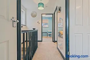 Modern Stay in Nuneaton with Free Parking - Image 3