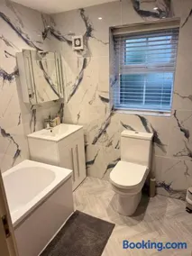 3 Bedroom House with free on site Parking next to the Canal - Image 2