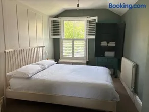 Pretty period property sleeps 4 guests with shared garden - Image 3