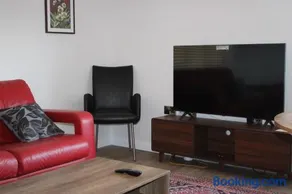 Exeter, Modern 3 double bedrooms, 3 bathrooms, with free parking - Image 3