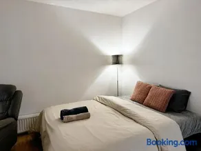 Cozy Independent House with Free Parking and 20 mins to center - Image 2