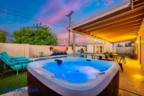 Scottsdale 4 Bedroom Vacation Home with Pool, Hot Tub, and Mini Golf Near Old Town and Dining! Great for Families! Near Airport! - Image 2