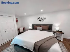 The Victoria Suite in Elora- King Bed - Image 3