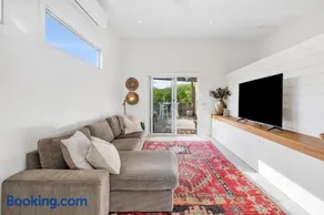 Hitchcock Getaway; Central Barwon Heads, Sleeps 6 - Image 5