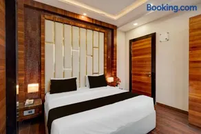 Super OYO Townhouse Oak CSJMU Kanpur Formerly Shree Dev Villa - Image 1