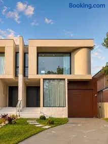 Luxury North Ryde 4BR Duplex with Media Room - Image 1