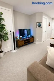 Luxury 2 bed walkout suite near Calgary YYC airport - Image 2