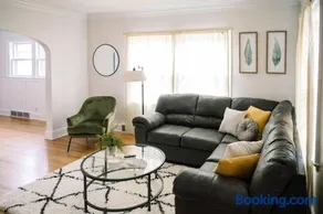 Cozy 3BR Duplex Side B Near Drake University - Image 2