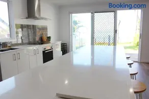 Tuggerah lakefront 4 bed 2 bath home with stunning views - Image 4