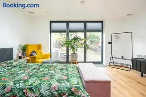 Modern Studio with parking in private garden - Image 4