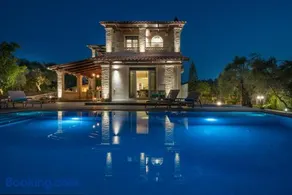 Tierra Verde, Luxury Retreat with 3 Acres Lush Garden - Image 2