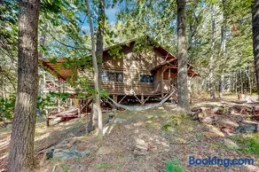 Stunning log cabin with fireplace & nature views - near shopping & dining - Image 2