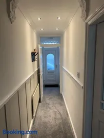 Comfortable Stay with Free Parking - Image 4