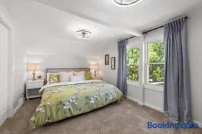 Renovated and Professionally Designed 3Bed Home - Image 2