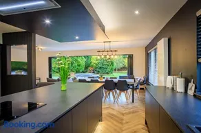 FAMILY FRIENDLY, HOT TUB, Fire Pit, Spacious & Modern - Image 2