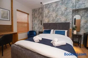 Near Hull Royal Infirmary Amber Serviced Rooms Self Check-In and Shared Kitchen - Image 4
