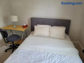 Cozy downtown two bedrooms free parking - Image 1