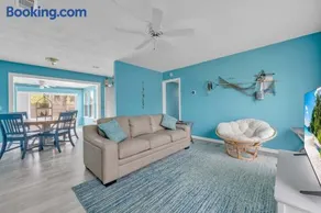Family Getaway w-Pool Park & Near Beaches - Image 1