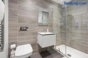 Modern 2 Bed Apartment by MCF - Image 2