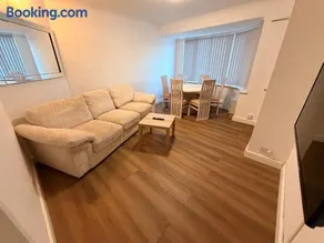 4 Bedroom Home, FREE Parking & Wi-Fi, Garden - Image 2