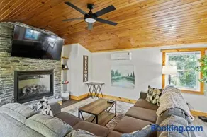 Cozy Home W/ King Bed & Lake access - Image 1