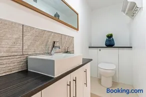 Spacious Farmhouse with Anne, Hot Tub Piano - Image 3
