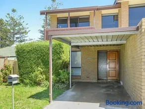 Unit 2 16 Strangways - Ocean Views - No Linen Included - Image 1