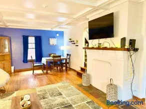 Queen Bed Near SU, Inviting Home. - Image 1