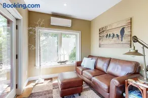 Dog-friendly home with high-speed WiFi, washer/dryer, & private dock - Image 3
