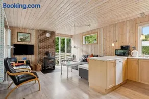 Cozy Holiday Home Close To The Beach - Image 4
