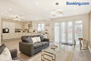 Stunning 4-bed house In Solihull, Close to the NEC, Airport, and Solihull Town - Parking - Image 1