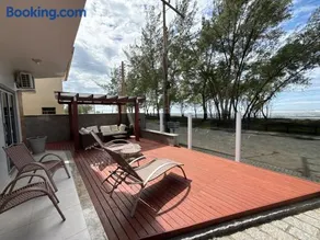 Refúgio Frente Mar com Deck e Espaço Lounge - Image 3