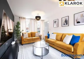 Four Bedroom Semi Detached House By Klarok Accommodation Peterborough With Free Parking & Garden - Image 3
