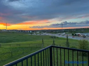 LUXURY LAKEVIEW HOME 2500sqft of private space with 5 Beds 4 Bath 2 Living Rooms Kitchen AC Jacuzzi 18 min to Airport 20 min to Downtown 80 min to Banff - Image 2