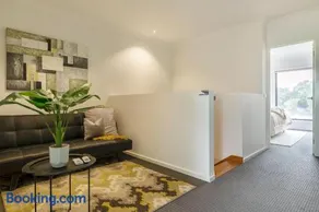 VAQUAY Contempo In Flemington - Image 5