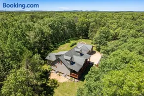 Dog-friendly 6-acre 5BR 3BA home, game room, deck, Wisconsin Dells 10min - Image 1