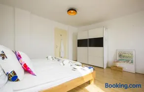 West Coast luxury apartment - Image 4