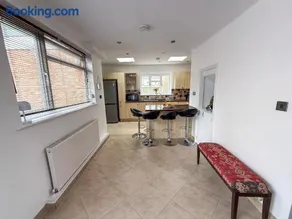Bassetts -Modern 3 bed and 2 bath House - Contractor and Family ready - Image 4
